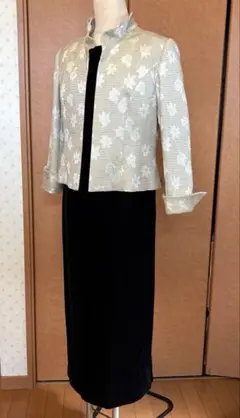 花柄ジャケットと黒ベルベットワンピースのセット