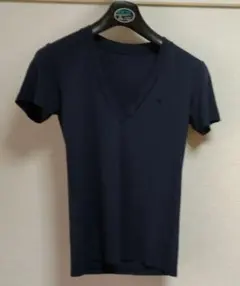 1PIU1UGUALE3 Vネック Tシャツ 黒 ロゴのサムネイル