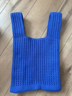 青いメッシュ編みトートバッグ