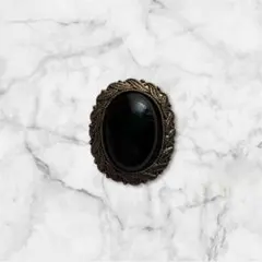 黒いオーバル型メタルブローチ