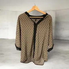 ど*り様 【美品】SHEIN シーイン 幾何学模様 Vネック ブラウス 総柄 レ