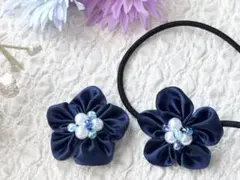 サテンリボンのお花とビーズとパールの小さめキラキラコサージュとヘアゴムのセット