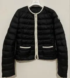 Moncler モンクレール　エレガントなノーカラーライトダウンジャケット MONCLER（モンクレール） ノーカラー フルジップ ダウンジャケット