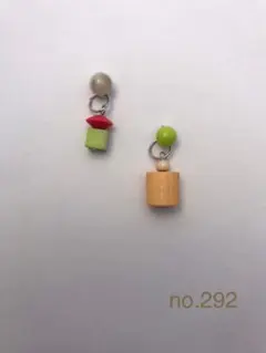 no.292   小さなガラスとカラフルウッドビーズのピアス