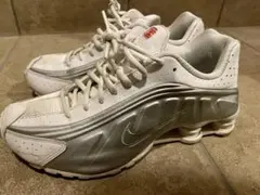 Nike Shox R4ホワイト/シルバー スニーカー