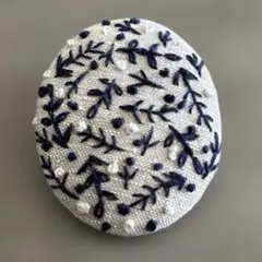 78 花刺繍ブローチ グレーリネン生地
