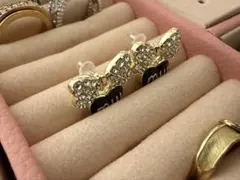 猫ちゃんピアス　ゴールドリボン型・ブラックハートピアス クリスタル装飾miu