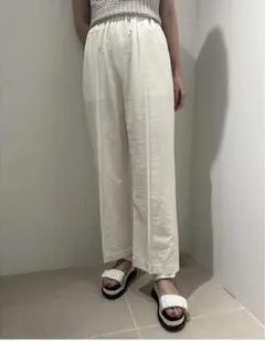 emmi★白ストレートパンツ、ウエストゴム、センタープレス