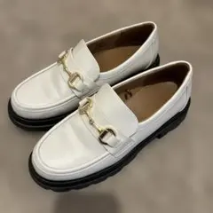 ホワイト ローファー ゴールドバックル