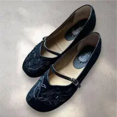 あしながおじさん　ベロアシューズ　24.0㎝　ブラック／黒　ストラップ付き　刺繍