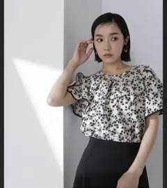 ナチュラルビューティーベーシック　 フリル付き花柄半袖ブラウス Mサイズ