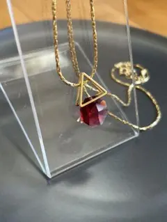 赤いクリスタルの三角形ネックレス