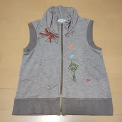 SUPER HAKKA 刺繍入り ジップアップ ベストのサムネイル