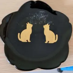 お皿（猫二匹いる)のサムネイル