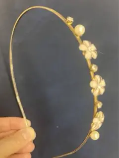 花とパールのゴールドカチューシャ