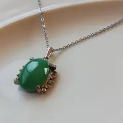 昭和レトロ　大きめ翡翠色が綺麗なネックレス