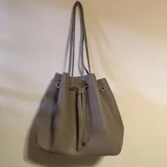 ベージュ（グレーベージュ）レザー風 バケツ型ショルダーバッグ