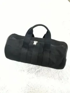 美品　アディダス　ミニドラムバッグ　黒色　ウール生地　ロゴ入り