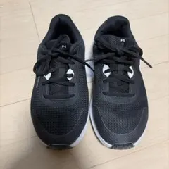 ほとんど利用せず　送料無料☆UNDER ARMOUR スニーカー　24cmのサムネイル