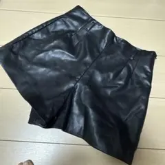 ZARA ブラック レザーショートパンツ