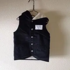 黒いフード付きダウンベスト