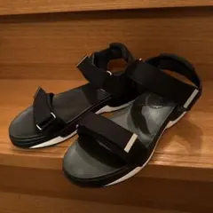 ブラック ストラップサンダル