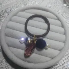 ブラウンヘアゴム 多様な装飾チャーム付き