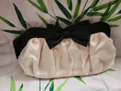 リボン付きクラッチバッグ クリーム色と黒