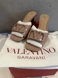 【新品未使用】VALENTINO ベージュ Vロゴ スライドサンダルのサムネイル