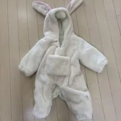 ウサギ耳付きフリースロンパース