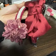 ワインレッド 花飾り付きヘアバンド　リボン