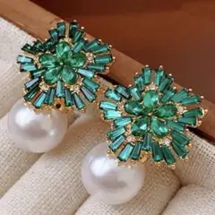 緑色花形デザインパールピアス　可愛い　お洒落　個性的　カジュアル　新品　未使用