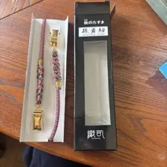 伝統的な着物帯留め ピンクと緑