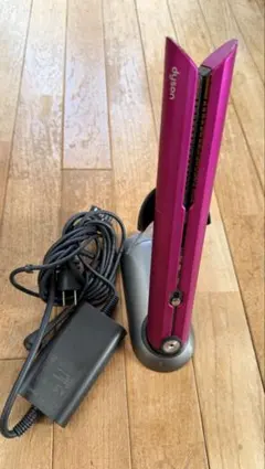 値下！Dyson ストレートヘアアイロン ピンク充電器付き作動確認済み最安値！のサムネイル