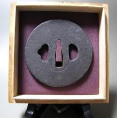 刀装具】 鍔 鉄地 金象嵌 笹の図 5.5cm 桐箱付 脇差 短刀用 - メルカリ