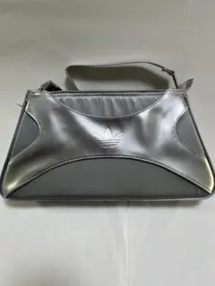 adidas アディダスオリジナルス メタリック ミニショルダーバッグ シルバー