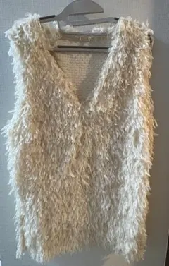 アイボリー フェイクファー Vネック ニットベスト