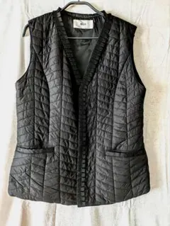BUI フリル付き中綿入りキルティングナイロン薄手ベストポケット付きMサイズ黒
