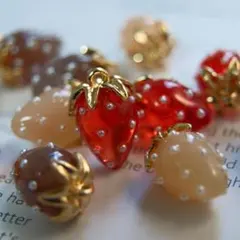 可愛いストロベリーチャーム2個375円