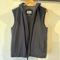 【美品】ラコステMサイズ　ダークグレー　フード付き中綿ベスト(アウター)のサムネイル