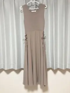 LILLIAN CARAT ノースリーブ ベージュ ワンピース