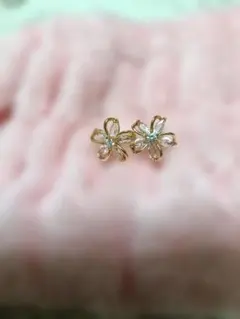 花の形状のクリスタルピアス