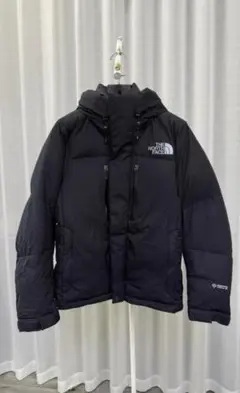 バルトロライトジャケット。機能性抜群、軽量ダウンで寒さをしっかり防ぐ。