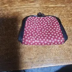 赤地に白い花柄がま口財布