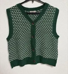 緑のボタン付きニットベスト