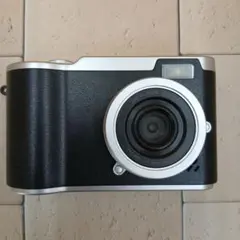 ✨良品✨ブラック✨コンパクトデジタルカメラ✨チルト式液晶モニター✨ZOOM18Xのサムネイル