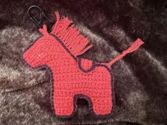 赤い馬型編み物キーホルダー
