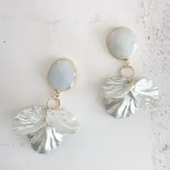 パール花びらが揺れるオパール風ピアス/イヤリング*＊シルバーグレー＊*