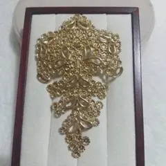 ヴィンテージ　ピンブローチ　レトロ古着USEDゴールドカラー 花模様 ブローチ