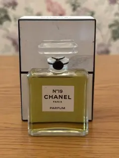 新品未使用 CHANEL シャネル no.19 オードトワレ 香水 400ml シャネル / シャネル N°19 オードゥ トワレットの公式商品情報